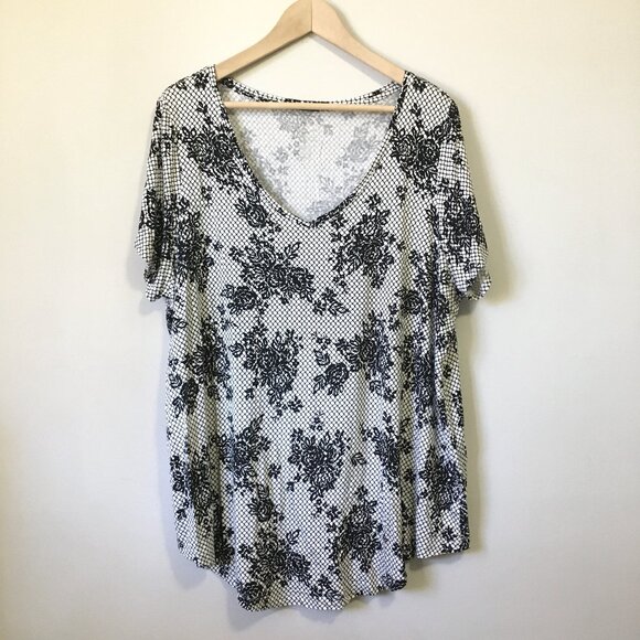 Michel Studio B&W Floral Lace Print Stretchy V-Neck Modern Tee - Picture 10 of 16